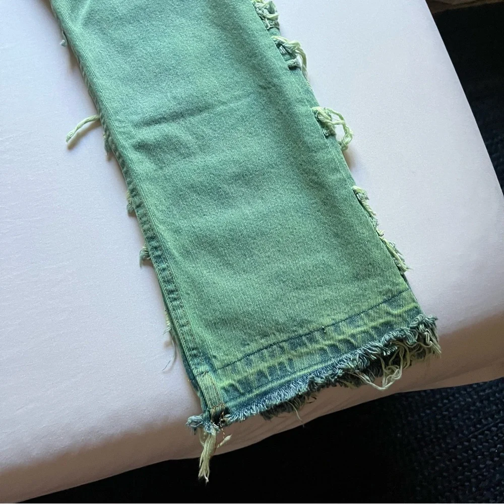 INTROVERT STUDIOS green denim‎ stone wash distressed slim straight jeans